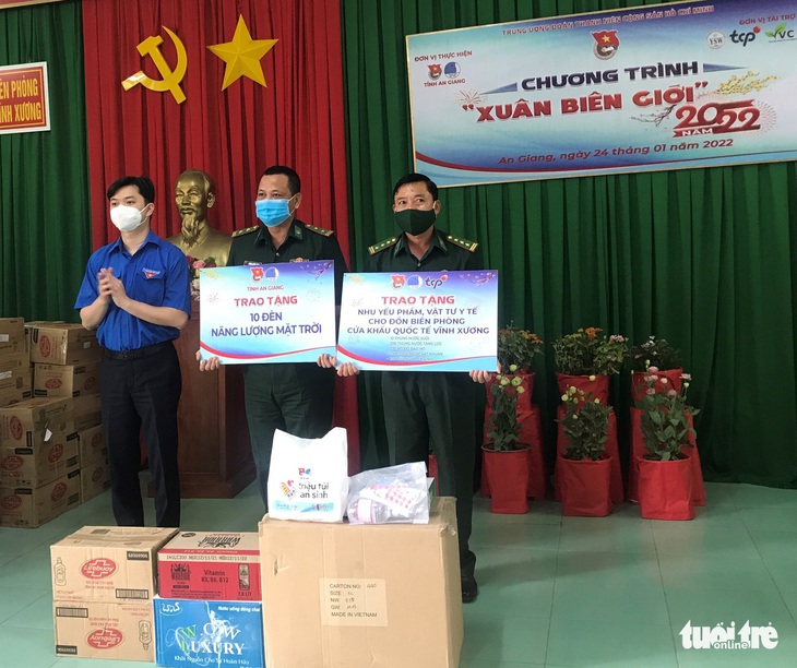 Bí thư Trung ương Đoàn tặng quà cho học sinh nghèo An Giang - Ảnh 2.