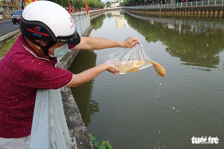 Năm nay khó khăn nhưng cũng ráng cho ông Táo về trời tươm tất - Ảnh 2. Năm nay khó khăn nhưng cũng ráng cho ông Táo về trời tươm tất - Ảnh 2.