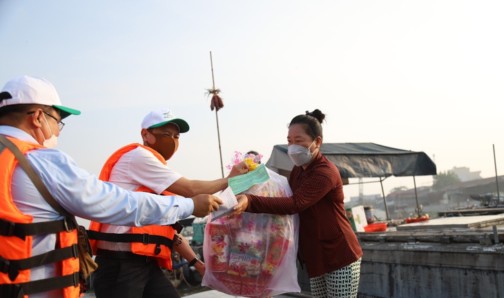 400 thương hồ chợ nổi Cái Răng nhận quà Tết - Ảnh 1.