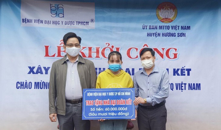 Bệnh viện Đại học Y Dược TPHCM: Luôn đồng hành cùng người dân khó khăn - Ảnh 1.