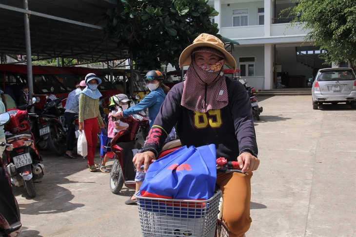 Vượt sóng gió đưa quà Tết đến người nghèo đảo Lý Sơn - Ảnh 1.