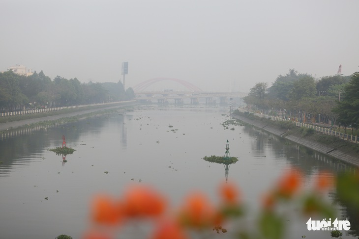 TP.HCM sáng 25 tháng chạp se lạnh, nhiều người thích thú với đất trời vào xuân - Ảnh 1. TP.HCM sáng 25 tháng chạp se lạnh, nhiều người thích thú với đất trời vào xuân - Ảnh 1.