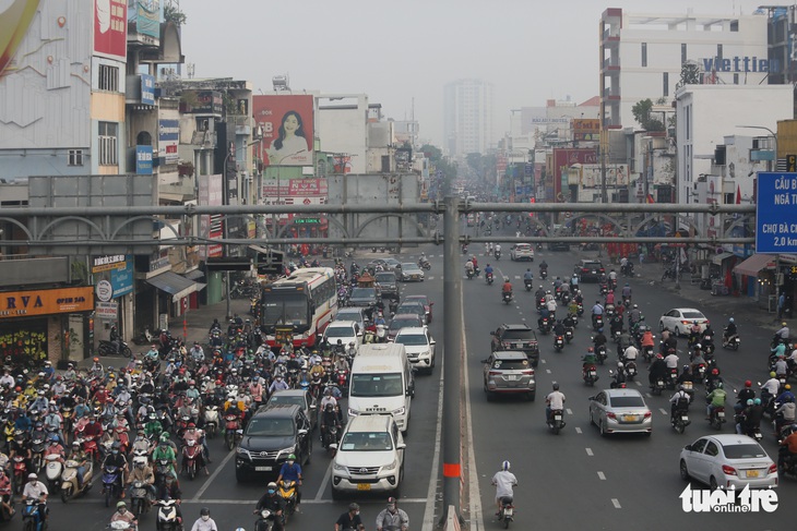 TP.HCM sáng 25 tháng chạp se lạnh, nhiều người thích thú với đất trời vào xuân - Ảnh 4. TP.HCM sáng 25 tháng chạp se lạnh, nhiều người thích thú với đất trời vào xuân - Ảnh 4.