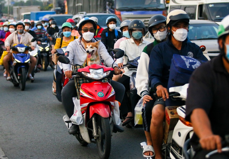 Đông nghịt người dân đi xe máy về miền Tây đón Tết: ‘Gian nan mà vui’ - Ảnh 1.