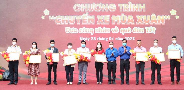 Công nhân rời TP.HCM trên ‘Chuyến xe mùa xuân’ - Ảnh 6.