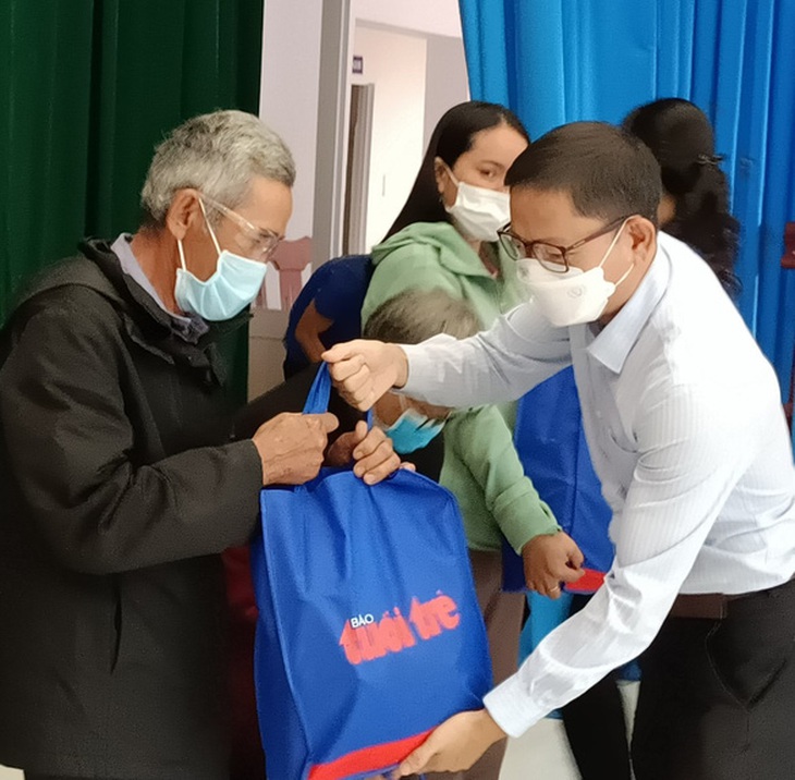 Hơn 3 tỉ đồng quà Tết được Tuổi Trẻ chuyển tới người dân, công nhân, học trò nghèo - Ảnh 5. Hơn 3 tỉ đồng quà Tết được Tuổi Trẻ chuyển tới người dân, công nhân, học trò nghèo - Ảnh 5.