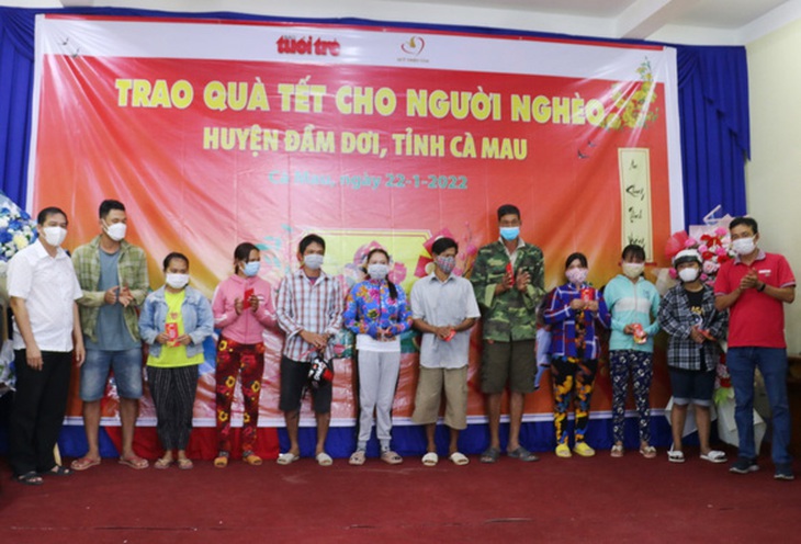 Hơn 3 tỉ đồng quà Tết được Tuổi Trẻ chuyển tới người dân, công nhân, học trò nghèo - Ảnh 7. Hơn 3 tỉ đồng quà Tết được Tuổi Trẻ chuyển tới người dân, công nhân, học trò nghèo - Ảnh 7.