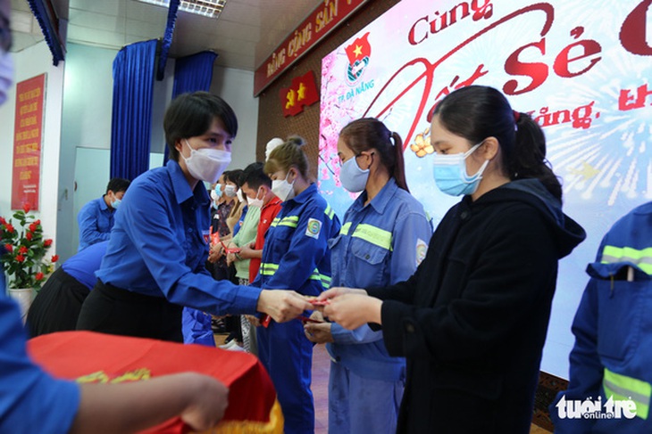 Hơn 3 tỉ đồng quà Tết được Tuổi Trẻ chuyển tới người dân, công nhân, học trò nghèo - Ảnh 3. Hơn 3 tỉ đồng quà Tết được Tuổi Trẻ chuyển tới người dân, công nhân, học trò nghèo - Ảnh 3.