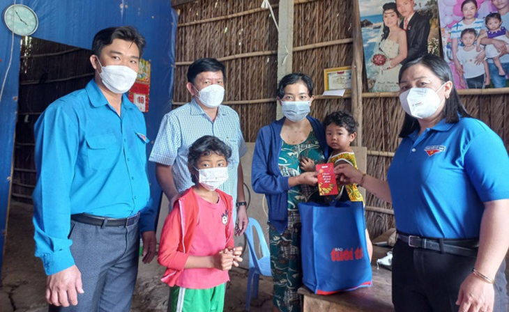 Hơn 3 tỉ đồng quà Tết được Tuổi Trẻ chuyển tới người dân, công nhân, học trò nghèo - Ảnh 6. Hơn 3 tỉ đồng quà Tết được Tuổi Trẻ chuyển tới người dân, công nhân, học trò nghèo - Ảnh 6.