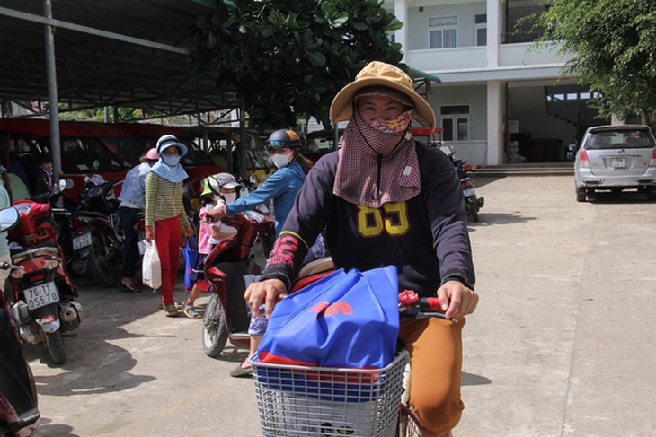 Hơn 3 tỉ đồng quà Tết được Tuổi Trẻ chuyển tới người dân, công nhân, học trò nghèo - Ảnh 4. Hơn 3 tỉ đồng quà Tết được Tuổi Trẻ chuyển tới người dân, công nhân, học trò nghèo - Ảnh 4.