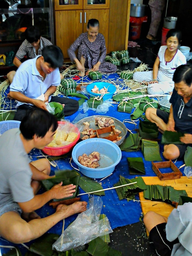 Cùng gia đình tiếp nối truyền thống nhà tôi 3 đời gói bánh chưng, bánh tét - Ảnh 6.