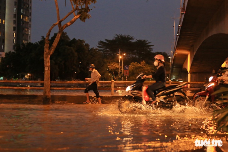 TP.HCM mưa tối trời chiều đầu tuần, thêm triều cường đạt đỉnh tràn bờ - Ảnh 4.