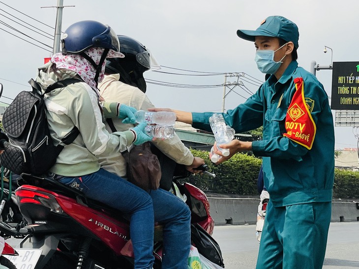 Tặng nước ướp lạnh, sửa xe miễn phí cho bà con trên đường về quê ăn Tết - Ảnh 1.