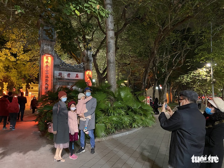 Người Hà Nội dạo hồ Gươm, chụp ảnh lưu niệm đón năm mới Nhâm Dần 2022 - Ảnh 1. Người Hà Nội dạo hồ Gươm, chụp ảnh lưu niệm đón năm mới Nhâm Dần 2022 - Ảnh 1.