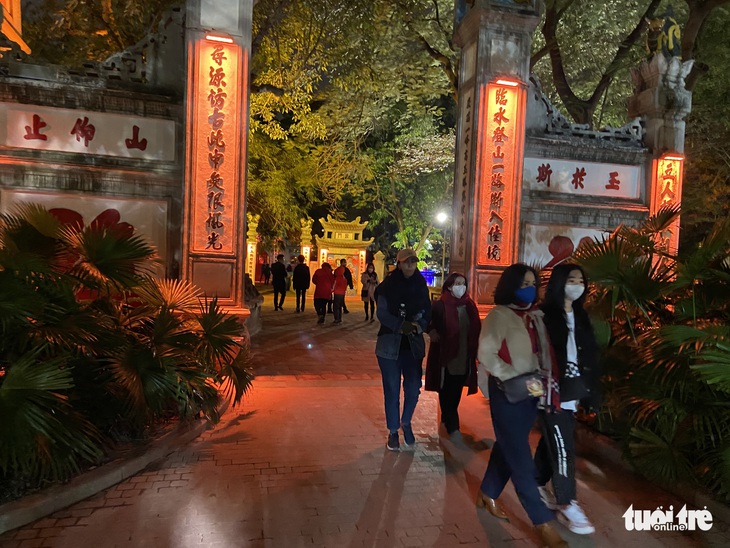 Người Hà Nội dạo hồ Gươm, chụp ảnh lưu niệm đón năm mới Nhâm Dần 2022 - Ảnh 2. Người Hà Nội dạo hồ Gươm, chụp ảnh lưu niệm đón năm mới Nhâm Dần 2022 - Ảnh 2.