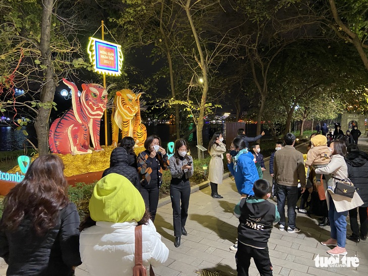 Người Hà Nội dạo hồ Gươm, chụp ảnh lưu niệm đón năm mới Nhâm Dần 2022 - Ảnh 3. Người Hà Nội dạo hồ Gươm, chụp ảnh lưu niệm đón năm mới Nhâm Dần 2022 - Ảnh 3.