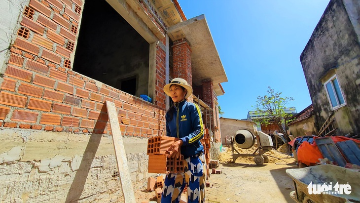 Bà con lối xóm chung tay, dựng nhà mới cho người dân mất nhà đón Tết - Ảnh 2.