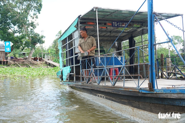 Đàn cá tra hàng nghìn con kéo nhau đến ăn nhờ ở đậu người đưa đò - Ảnh 3.