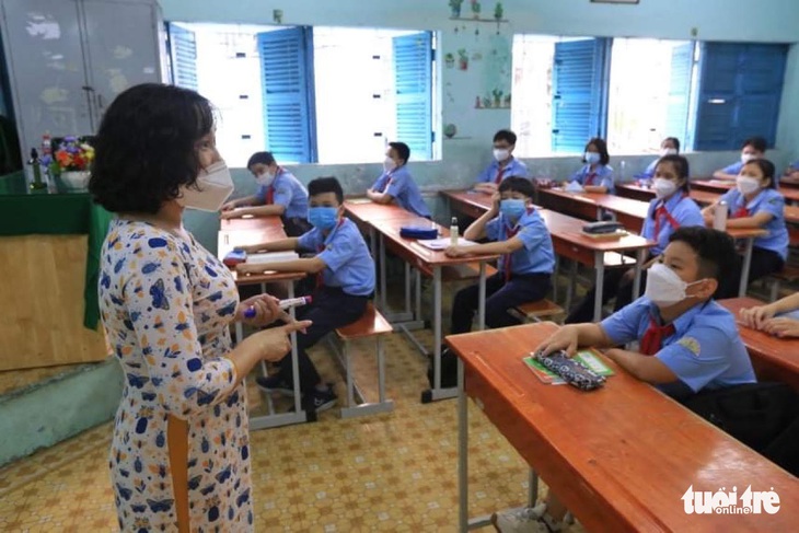 Học sinh khối 7, 8, 10, 11 ở TP.HCM trở lại trường: Trường rộng quá, vẫn chưa tin được đi học lại - Ảnh 5.