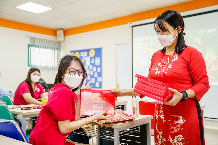 Học sinh Royal School rộn ràng trong ngày đầu quay trở lại trường học - Ảnh 3.