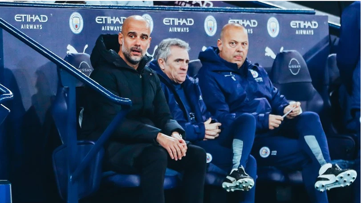 HLV Guardiola mắc COVID-19, 21 thành viên của Manchester City bị cách ly - Ảnh 1.