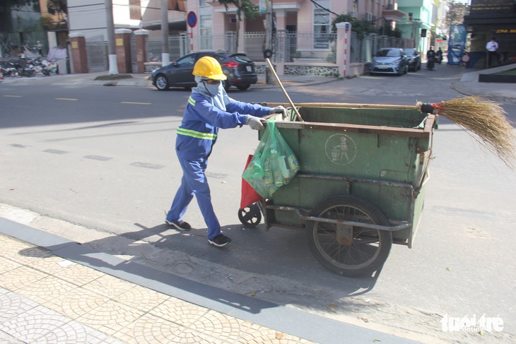 Đà Nẵng vận động người dân dọn rác sớm để lao công có giao thừa bên người thân - Ảnh 1.