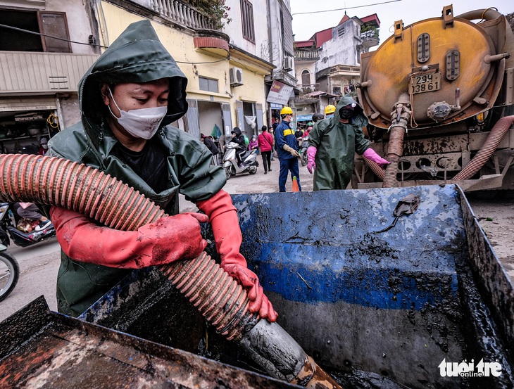 ‘Vui xuân cho công nhân thoát nước Hà Nội’: Ấm áp ngày giá lạnh - Ảnh 1.