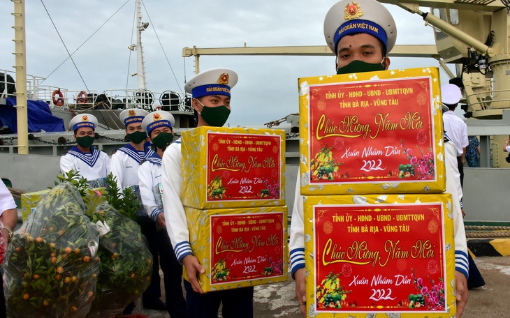 Vượt đại dịch, cây mai, cành đào ra với biển đảo, nhà giàn DK1