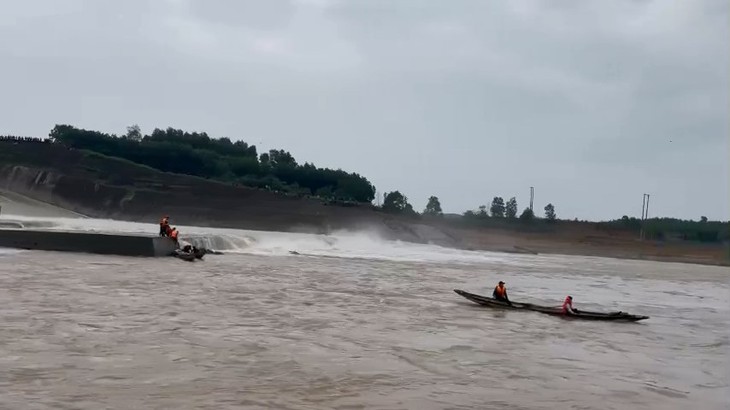 Phó giám đốc sở không mặc áo phao kẹt trên sông Thạch Hãn bị kiểm điểm - Ảnh 1.