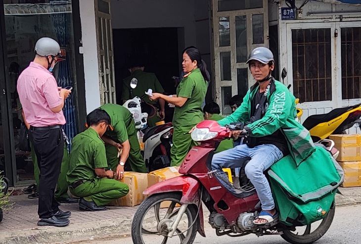 Tạm giữ hai anh em nghi làm giả thuốc nuôi trồng thủy sản - Ảnh 1. Tạm giữ hai anh em nghi làm giả thuốc nuôi trồng thủy sản - Ảnh 1.