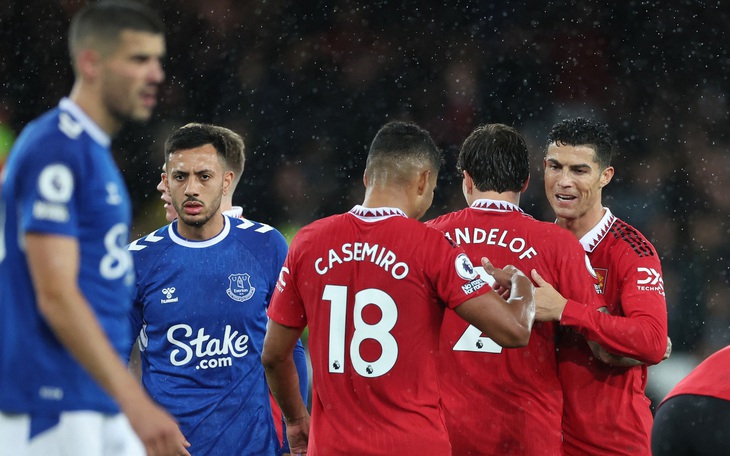 Vào sân từ ghế dự bị, Ronaldo ghi bàn giúp M.U giành 3 điểm