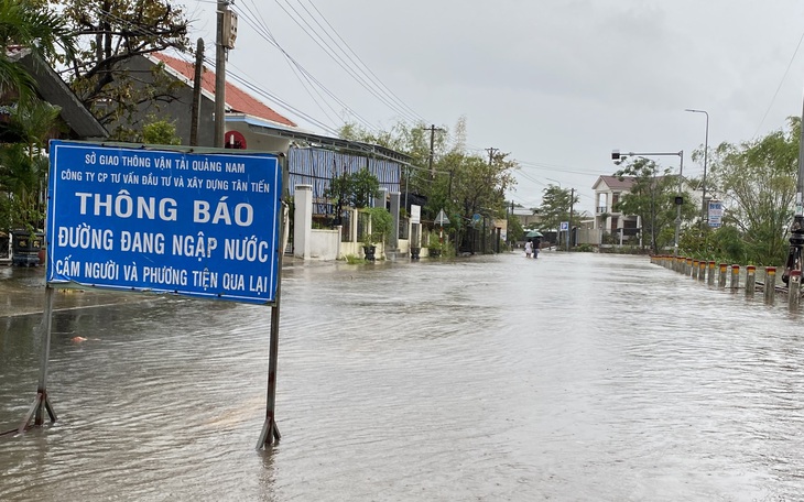 Quảng Nam mưa trắng trời, hai người dân mất tích khi vượt sông