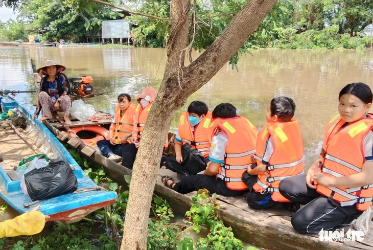 An Giang: Đưa rước học sinh vùng lũ đến trường - Ảnh 3.