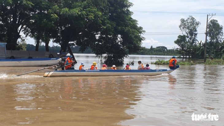 An Giang: Đưa rước học sinh vùng lũ đến trường - Ảnh 2.