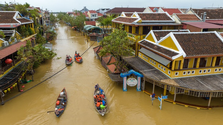 Phố cổ Hội An ngập trong nước lũ - Ảnh 3.