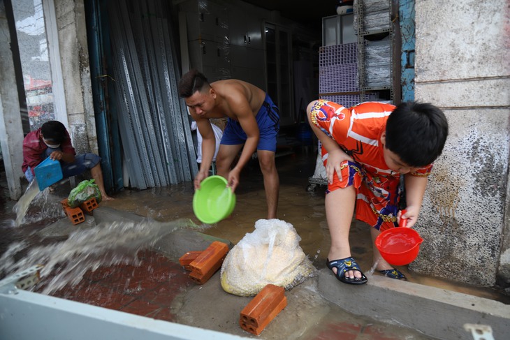 Triều cường lập kỷ lục mới, người Cần Thơ tiếp tục khốn đốn trong nước ngập - Ảnh 6.