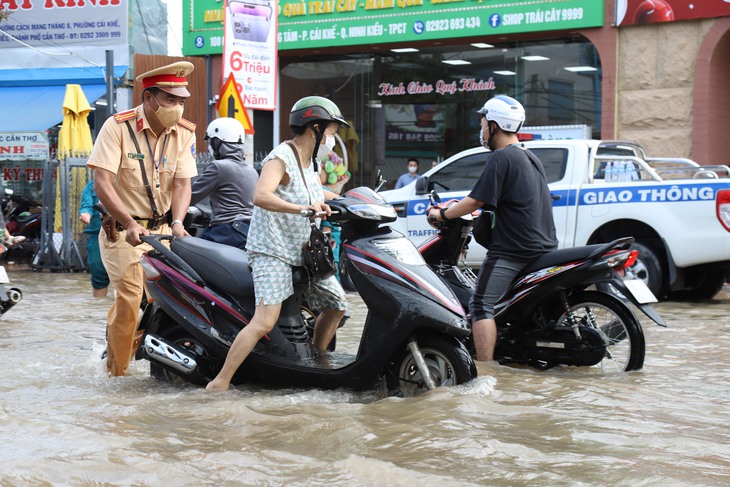 Triều cường lập kỷ lục mới, người Cần Thơ tiếp tục khốn đốn trong nước ngập - Ảnh 2.