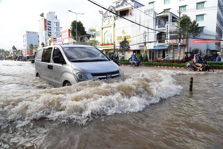 Triều cường lập kỷ lục mới, người Cần Thơ tiếp tục khốn đốn trong nước ngập - Ảnh 8.