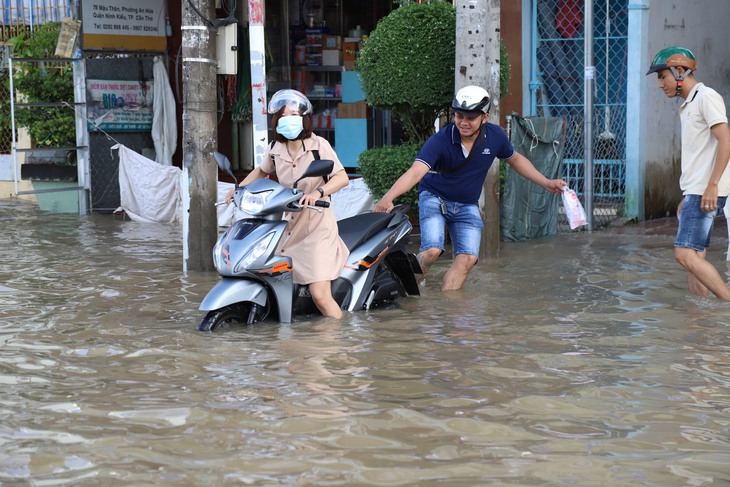 Triều cường lập kỷ lục mới, người Cần Thơ tiếp tục khốn đốn trong nước ngập - Ảnh 1.