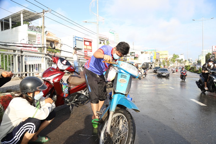 Triều cường lập kỷ lục mới, người Cần Thơ tiếp tục khốn đốn trong nước ngập - Ảnh 10.