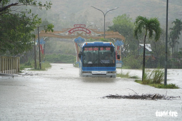 Từ 13-10, mưa quay trở lại Trung và Nam Trung Bộ - Ảnh 1.