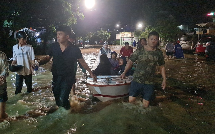 Mưa lớn kéo dài, phường Ghềnh Ráng, Quy Nhơn có nơi ngập sâu cả mét