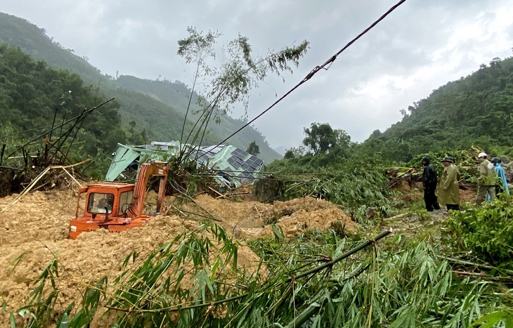 Hàng ngàn nhà dân chìm trong nước lũ - Ảnh 3. Hàng ngàn nhà dân chìm trong nước lũ - Ảnh 3.