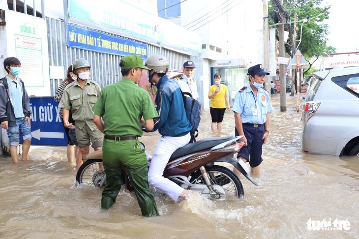 Triều cường dâng ngập bệnh viện giữa Cần Thơ - Ảnh 1.