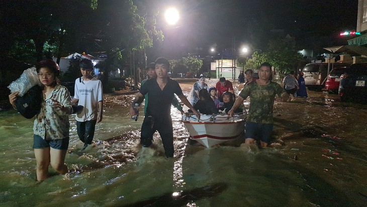 2 trận lụt chưa từng có, dân Quy Nhơn than sao sửa cống thoát nước cả năm trời chưa xong? - Ảnh 1.