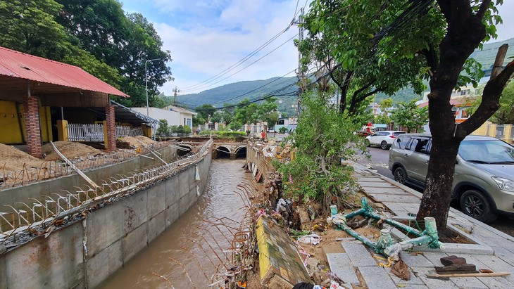 2 trận lụt chưa từng có, dân Quy Nhơn than sao sửa cống thoát nước cả năm trời chưa xong? - Ảnh 3.