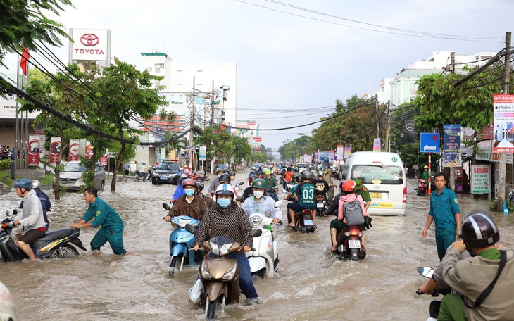 Triều cường vẫn tiếp tục dâng cao, trung tâm Cần Thơ chìm trong biển nước