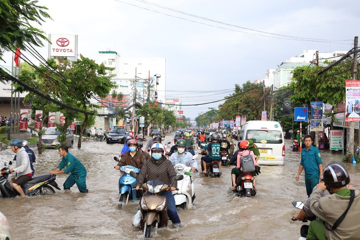 Triều cường vẫn tiếp tục dâng cao, trung tâm Cần Thơ chìm trong biển nước - Ảnh 1.