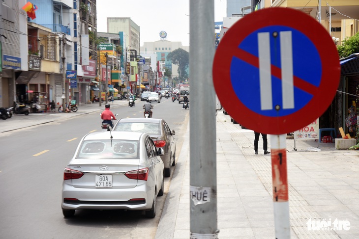 Dân kêu khổ vì biển báo đậu ô tô ngày chẵn, ngày lẻ chưa hợp lý - Ảnh 3.