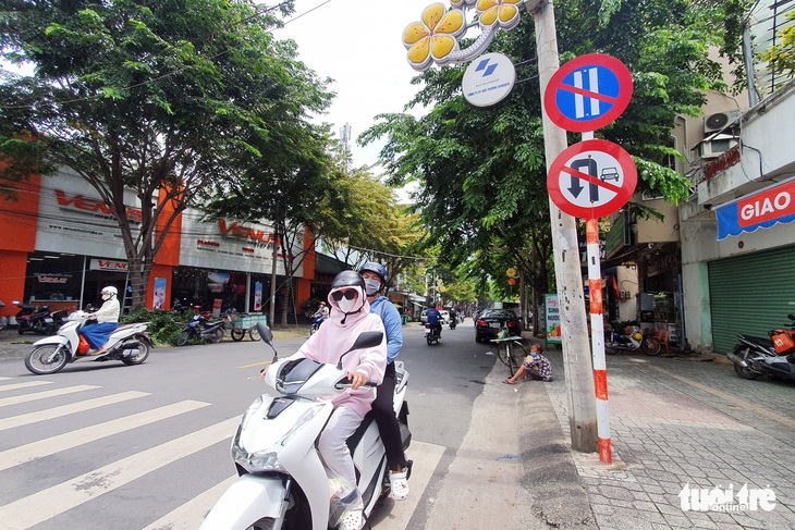 Dân kêu khổ vì biển báo đậu ô tô ngày chẵn, ngày lẻ chưa hợp lý - Ảnh 1.